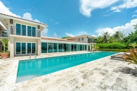 Villa Mora South Sound Beachfront