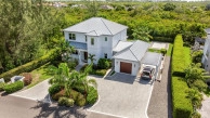 The Lakes Executive Family Home With Pool