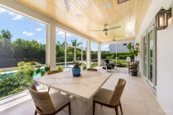The Lakes Executive Family Home With Pool