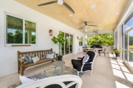 The Lakes Executive Family Home With Pool