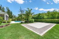 The Lakes Executive Family Home With Pool