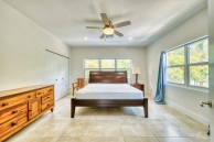 Glen Eden Renovated 2 Bed End Unit With Enclosed Yard