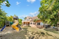 Large 5- Bedroom Home In Beach Bay, Bodden Town