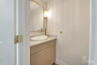 Beautifully Renovated Unit In Walkers South