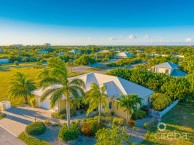 The Shores Family Home  With Swimming Pool