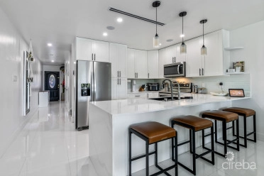 #6 Lakeshore Villas / 2 Bed Plus Den / 3 Bath