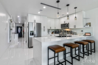 #6 Lakeshore Villas / 2 Bed Plus Den / 3 Bath