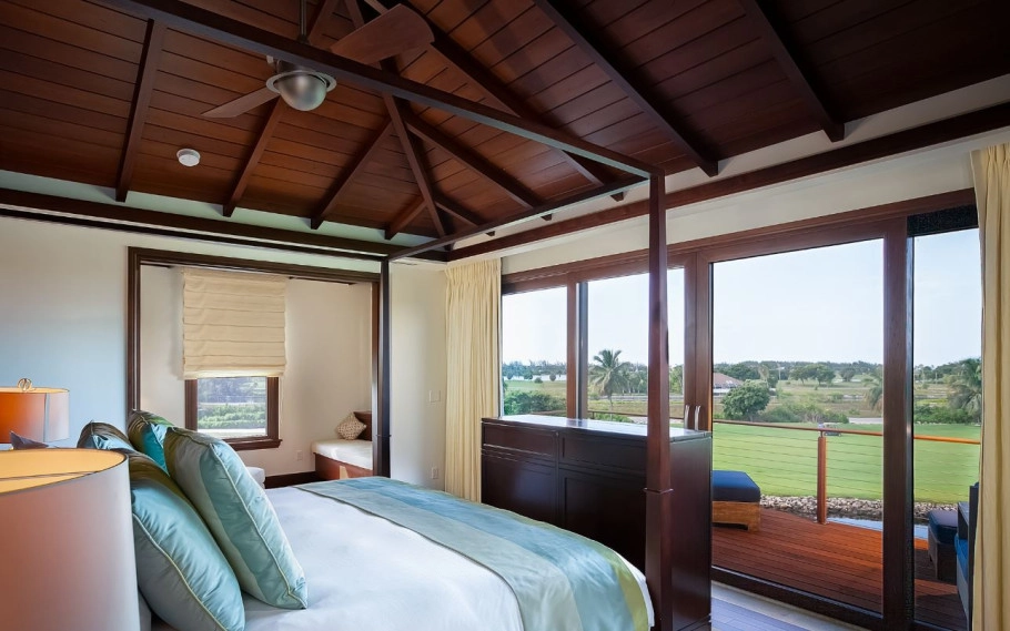 Deckhouse 10 At The Ritz-carlton