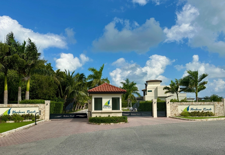 Harbour Reach Canal Front