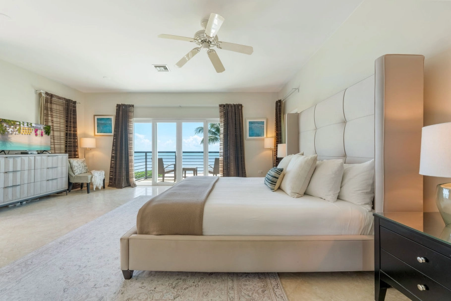 Villa Mora South Sound Beachfront