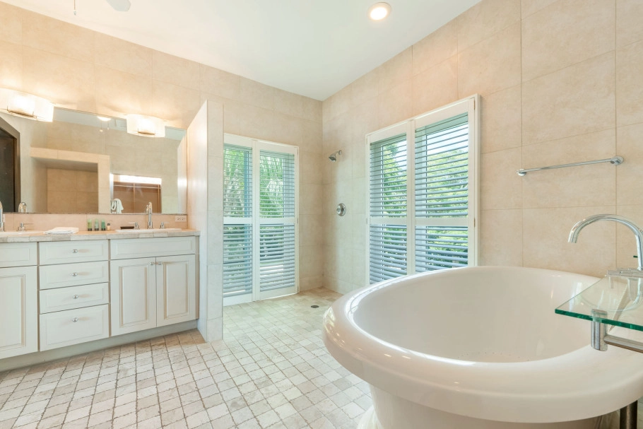 Villa Mora South Sound Beachfront