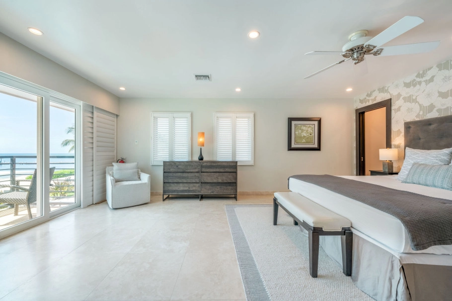 Villa Mora South Sound Beachfront