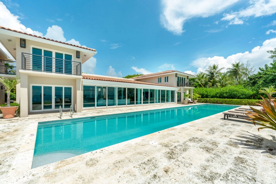 Villa Mora South Sound Beachfront
