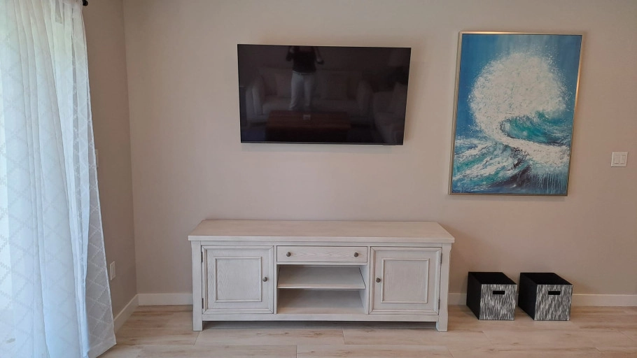 Downtown Reach – Ground Floor End Unit – Newly Furnished