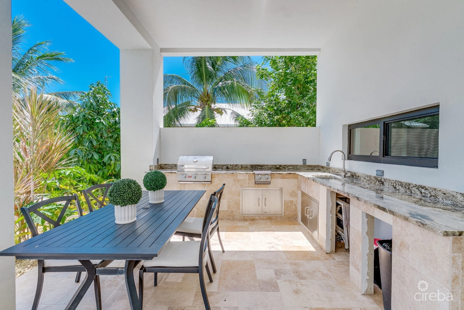 Royal Palms - 5 Bedroom Estate W/rental Unit
