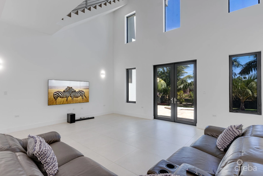 Royal Palms - 5 Bedroom Estate W/rental Unit