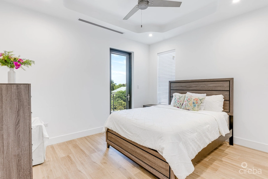 Royal Palms - 5 Bedroom Estate W/rental Unit