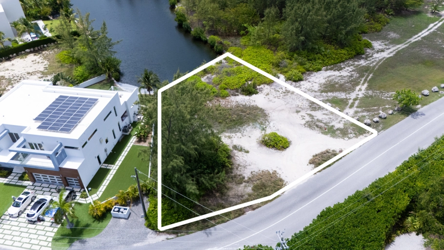 Yacht Club Canal Front Parcel
