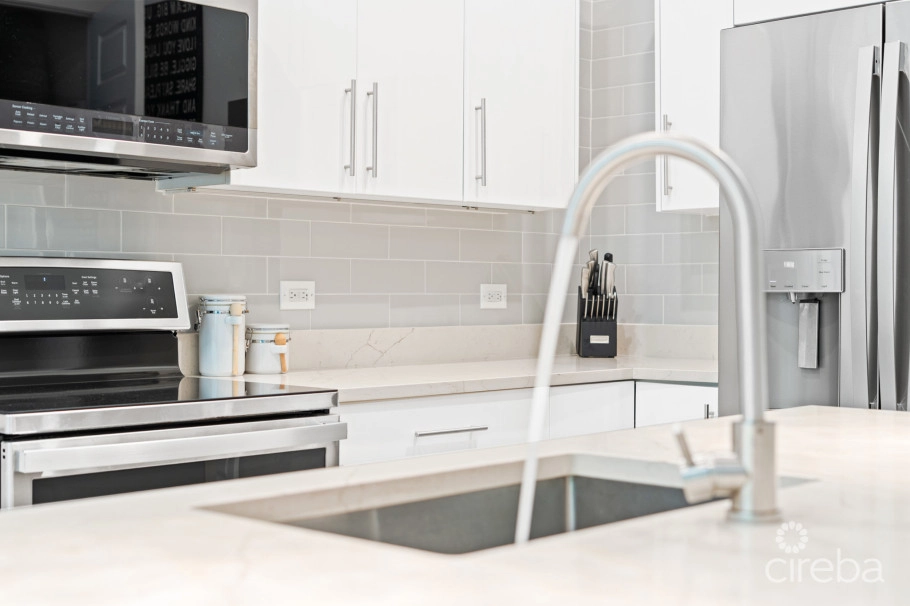 Eleven Parc Townhome – Prime Location In Seven Mile Beach Corridor