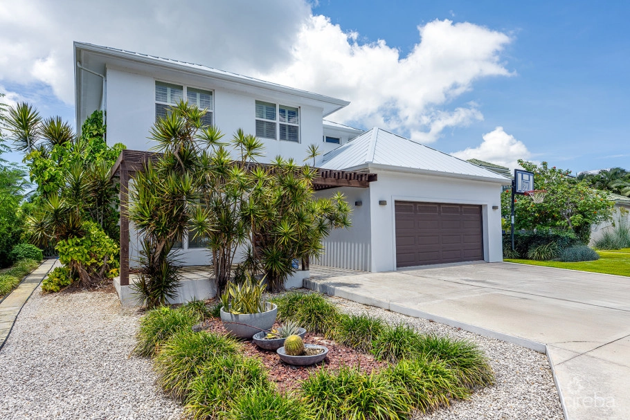 Bimini Dr - Executive Canal Front Home In Grand Harbour