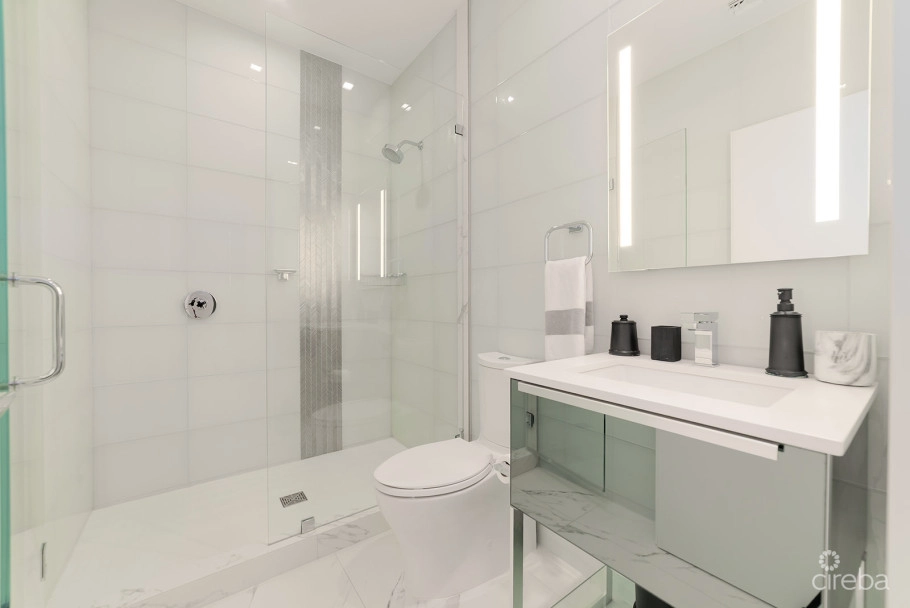 Fin- Chic 4 Bed W Den Condo