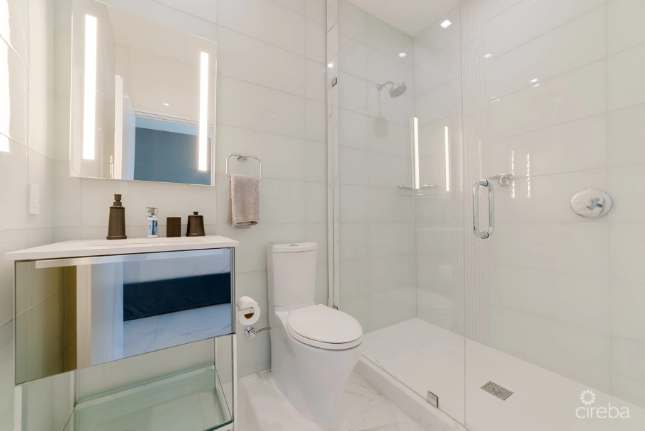 Fin- Chic 4 Bed W Den Condo