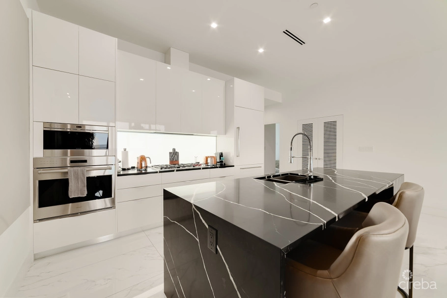 Fin- Chic 4 Bed W Den Condo