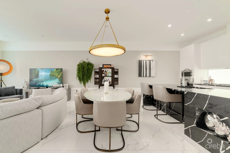 Fin- Chic 4 Bed W Den Condo