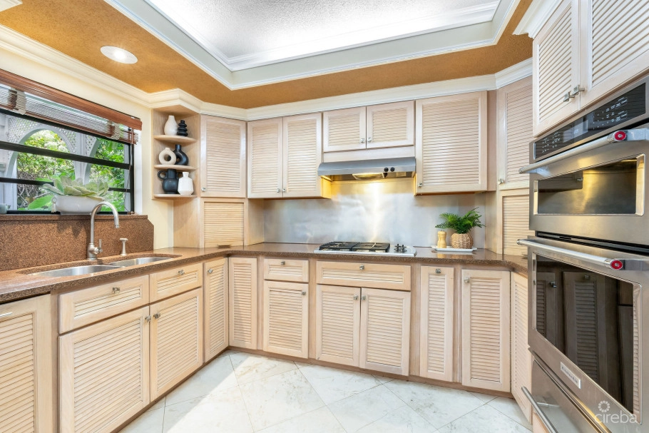 Anne Bonny Crescent - Classic Colonial With Outdoor Entertaining