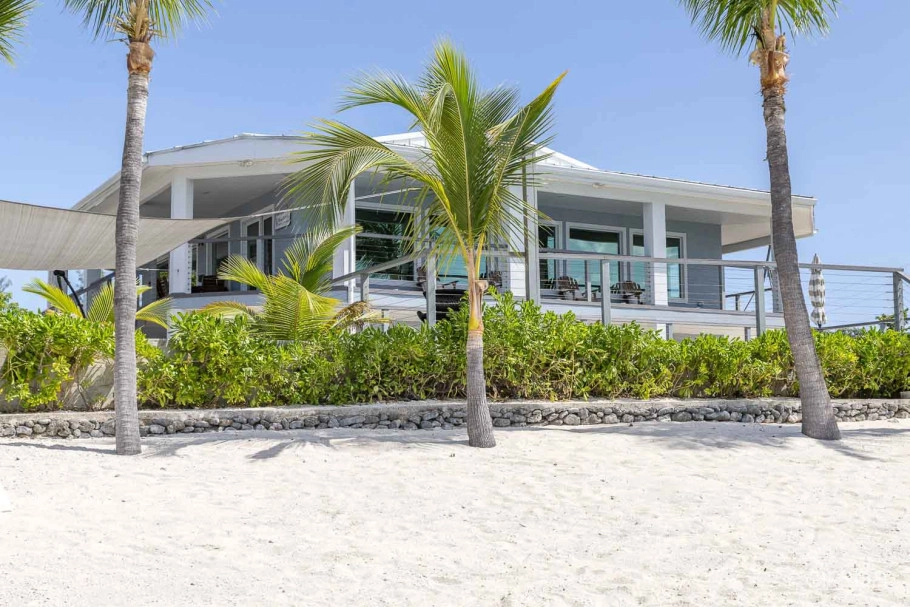 A Wave From It All - Fully Reno'd 4 Bed Oceanfront