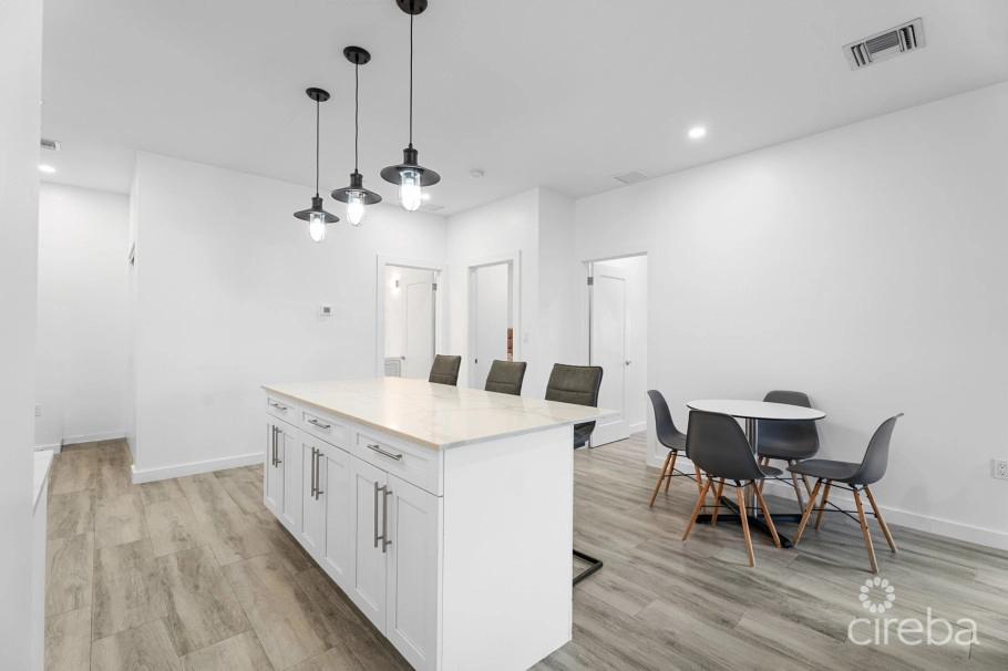 19 North 3 Bed Corner Unit With Lake View