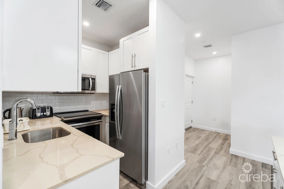 19 North 3 Bed Corner Unit With Lake View