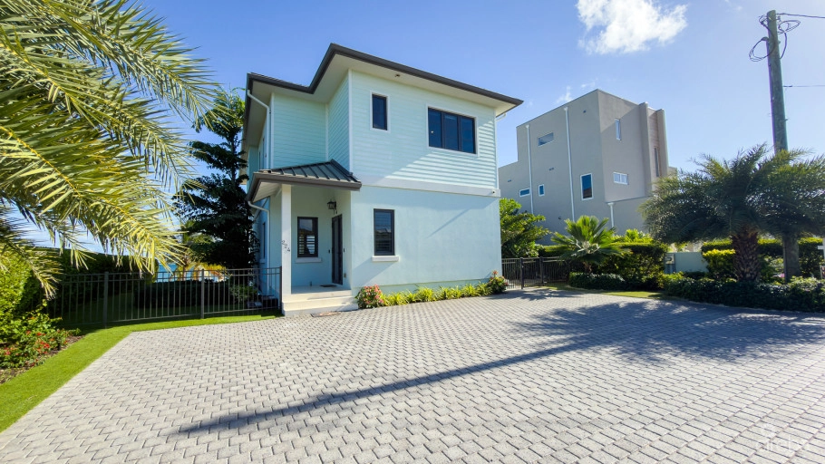 Beach House In East End