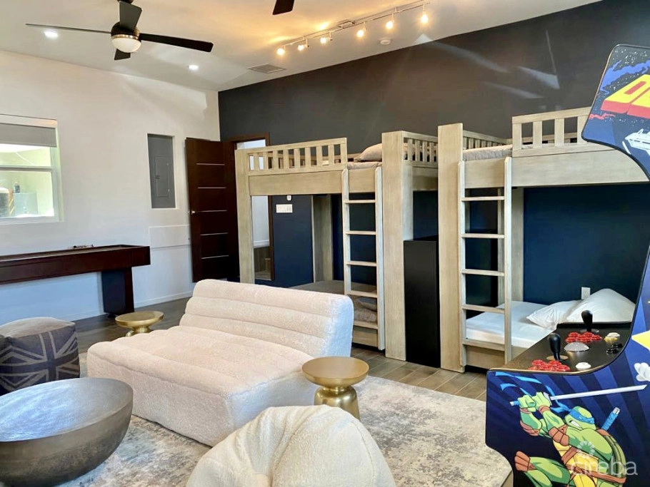 Black Urchin: Private Beachfront Estate