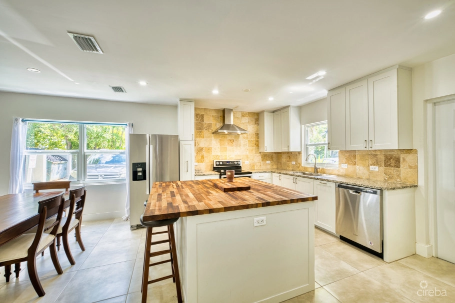 Glen Eden Renovated 2 Bed End Unit With Enclosed Yard