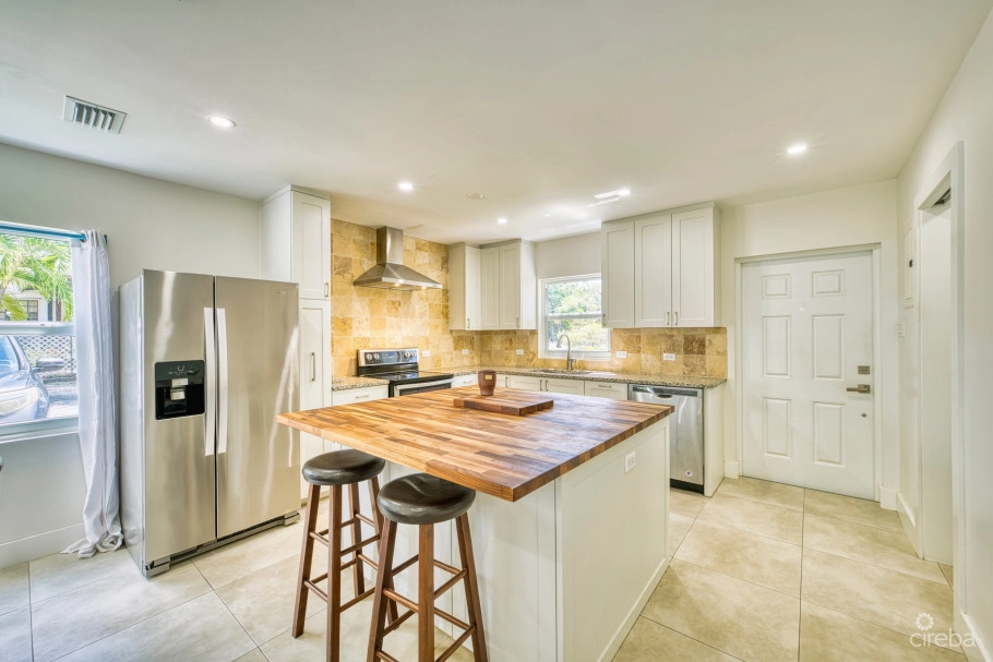 Glen Eden Renovated 2 Bed End Unit With Enclosed Yard