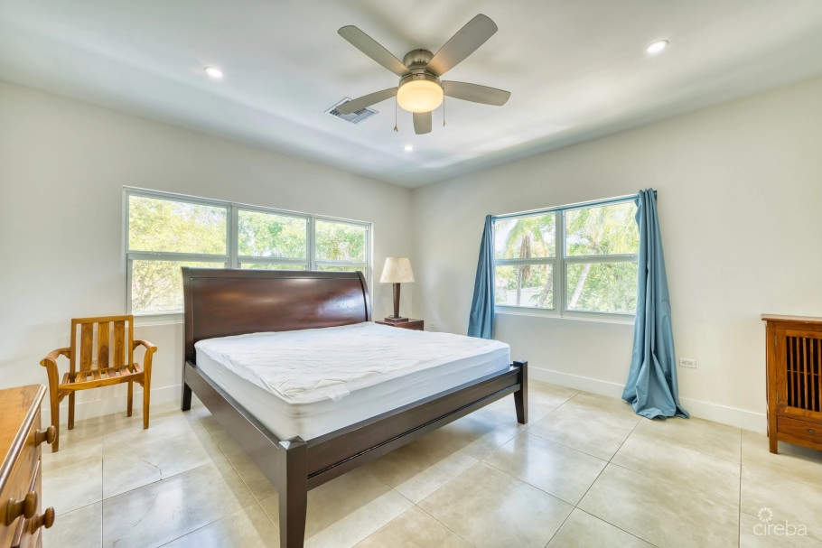 Glen Eden Renovated 2 Bed End Unit With Enclosed Yard