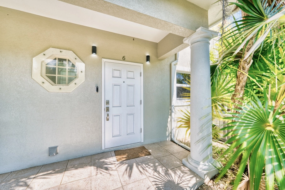 Glen Eden Renovated 2 Bed End Unit With Enclosed Yard