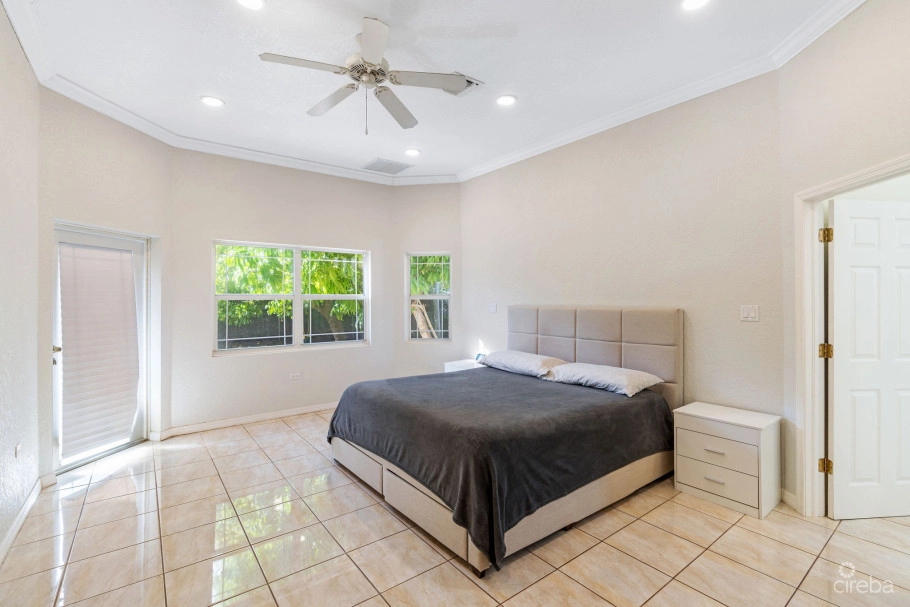 Large 5- Bedroom Home In Beach Bay, Bodden Town
