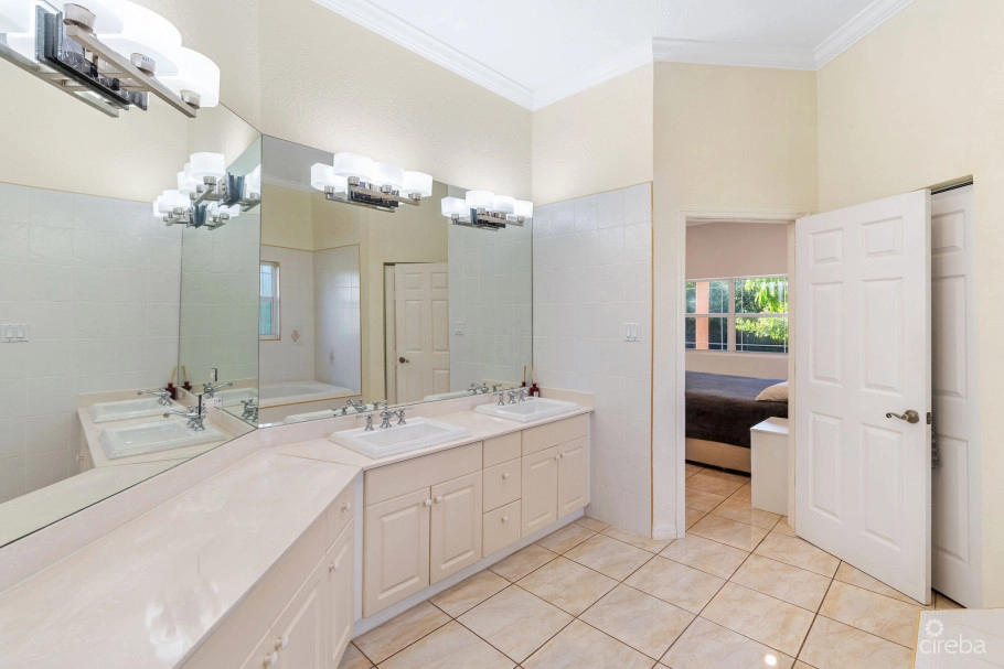 Large 5- Bedroom Home In Beach Bay, Bodden Town