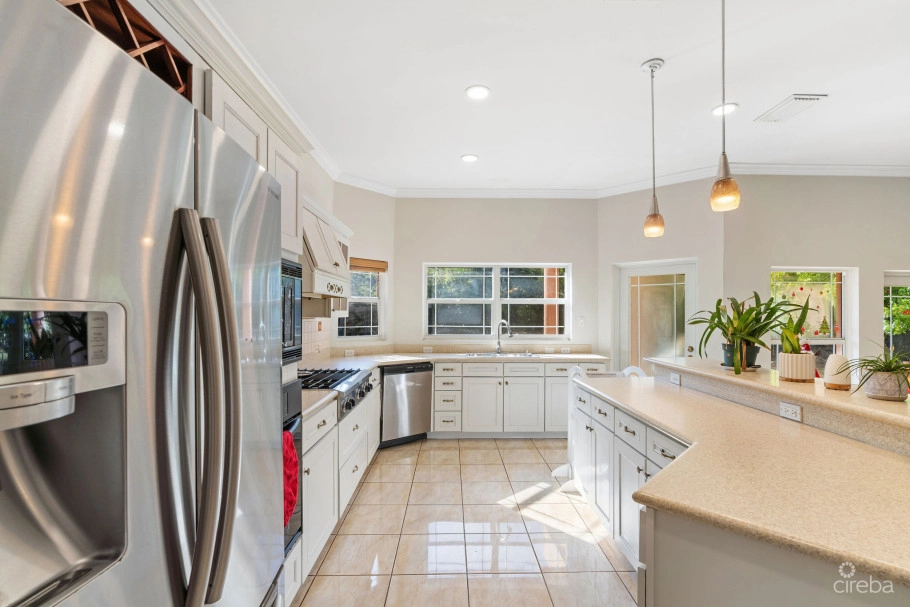 Large 5- Bedroom Home In Beach Bay, Bodden Town