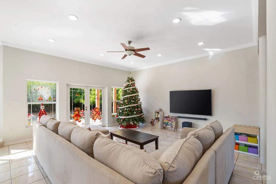 Large 5- Bedroom Home In Beach Bay, Bodden Town