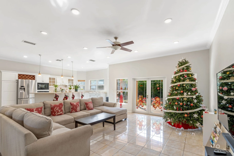 Large 5- Bedroom Home In Beach Bay, Bodden Town