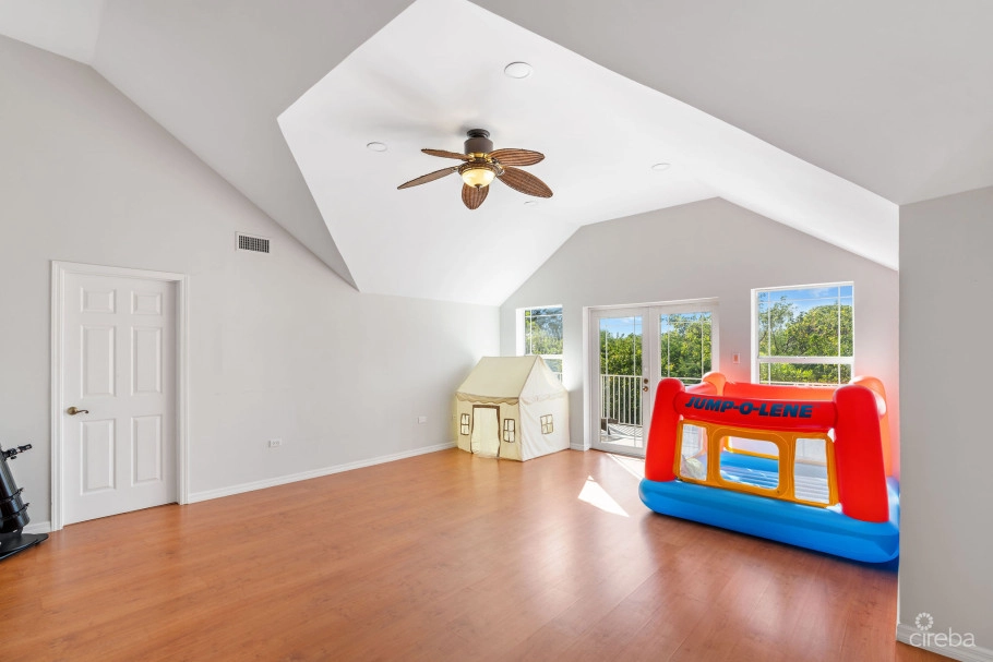 Large 5- Bedroom Home In Beach Bay, Bodden Town