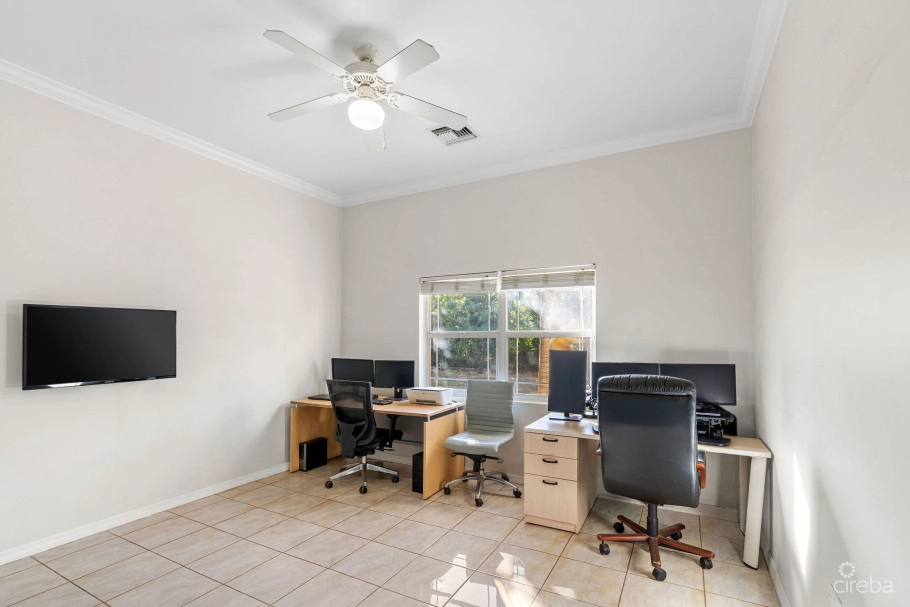 Large 5- Bedroom Home In Beach Bay, Bodden Town