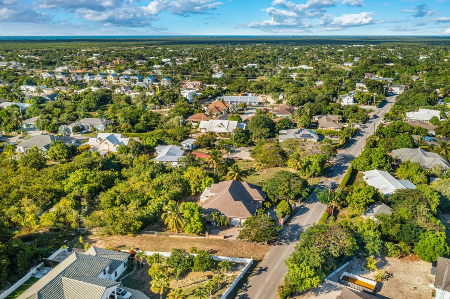Large 5- Bedroom Home In Beach Bay, Bodden Town