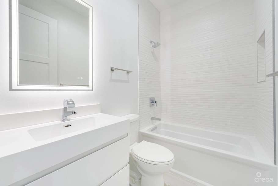 Spacious & Modern 3 Br Townhome - Excellent Location!