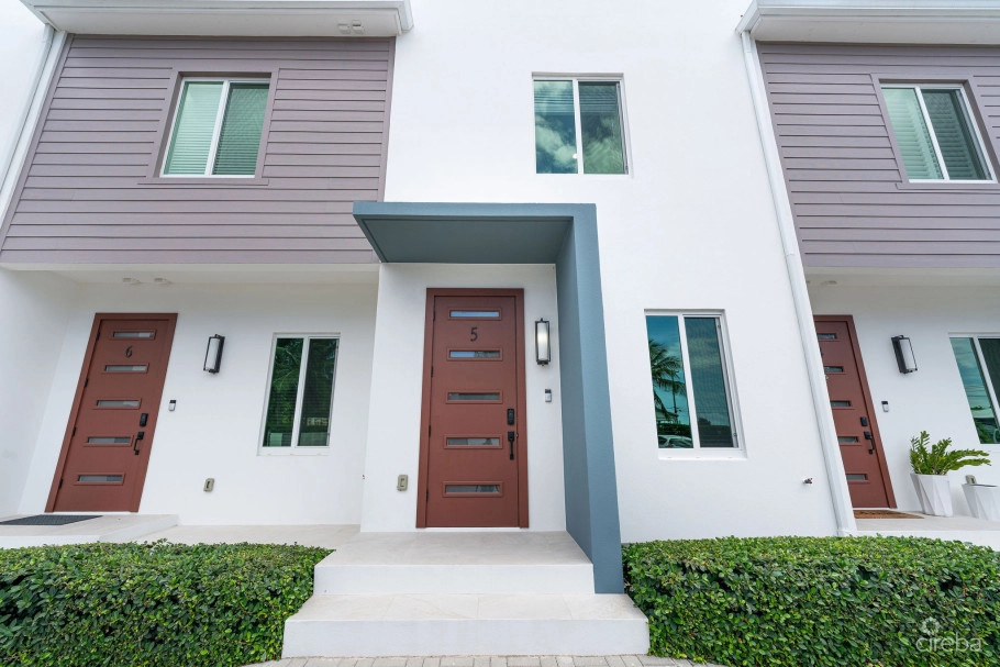 Spacious & Modern 3 Br Townhome - Excellent Location!