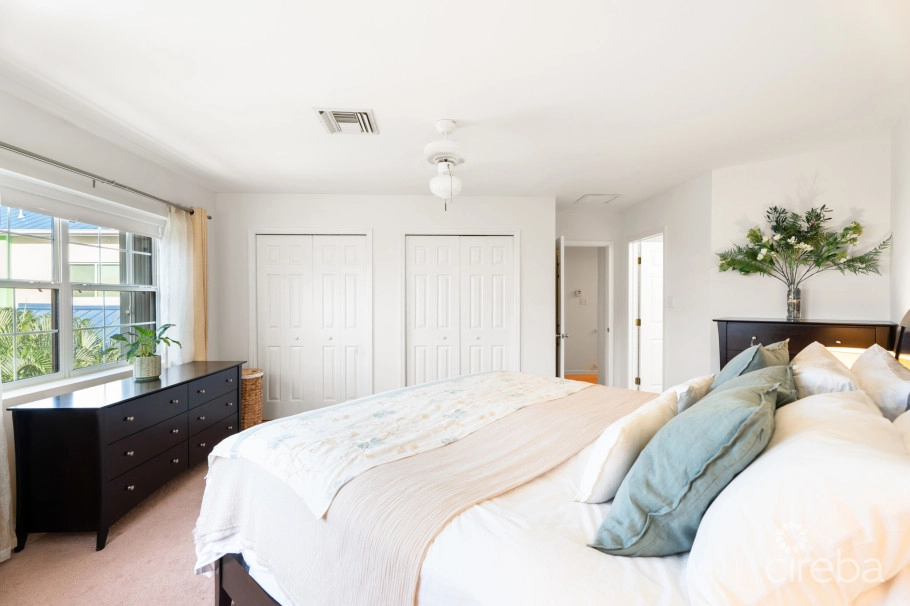 Cayman Crossing 33, Beautifully Renovated Townhome