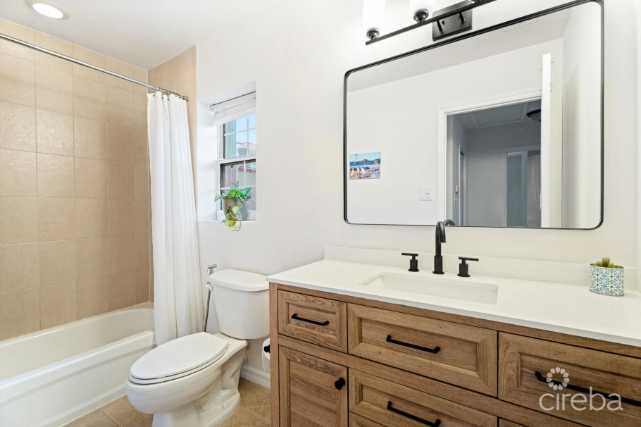 Cayman Crossing 33, Beautifully Renovated Townhome